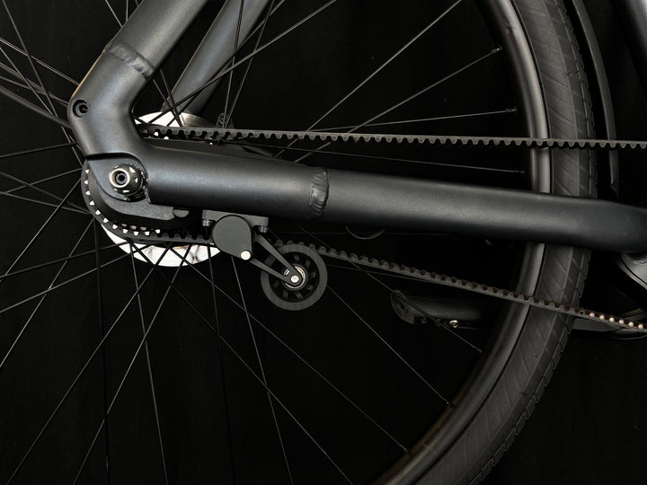 Veer Split Belt Pro belt drive on Vanmoof S3 bike. Up-close photo of Veer's Turbine Tensioner